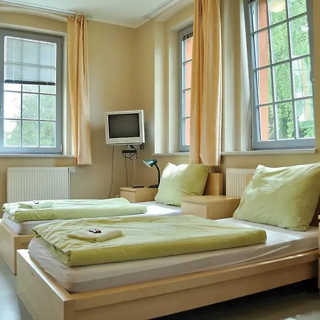 Hostel Lipa - Tovarna Konukevi 2*